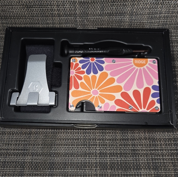 Ridge: "Flower Power" Slim RFID Blocking Wallet.  New In Box. - Picture 4 of 4